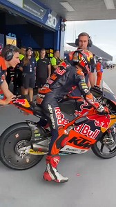 Last #Moto3 Free Practice session is underway! Time to confirm the direct pass into Q2! 💪🏻 | #ThaiGP | #ReadyToRace | MotoGP | #AjoMotorsport | #AjoFamily | #ROADTOMOTOGP | | Red Bull KTM Ajo