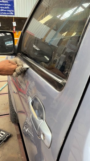 37K views · 7.5K reactions | ถอดคิ้ว D-max 2004-2011ใช้เครื่องมือนี้ ลากมาตรงกลางแล้วก็แค่งัดขึ้น ย้ำว่างัดจากตรงกลางนะครับ #changmeeautocar #ช่างหมีช่างเคาะ | บุญส่ง ชาวสวน | Facebook