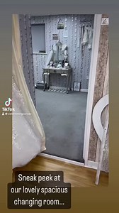 💜 So many brides are concerned about having someone in the changing room with them. So here’s a little video of where you be. 💜 Lots of space for us both, I work around you and whatever you feel most comfortable with, so please don’t worry. 💜 If you have any concerns just let me know in advance, it’s really no problem at all. 💜 Hope that helps. 💜 Video 3 - The changing room | Celebrating Curves Bridal - Sheffield