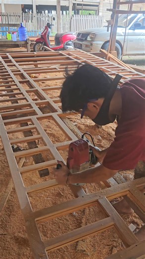 Proses pembuatan dinding kayu | Rumah kayu sulawesi selatan,Rumah panggung bugis dan vila kayu