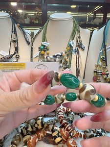 ❤️ Dzi trong tiếng Tạng có nghĩa là tỏa sáng, là vẻ đẹp rực rỡ, trong suốt ví như ánh mặt trời lúc ban mai. Đá Dzi có nguồn gốc từ Tây Tạng, thường được người Tây Tạng yêu quý gọi là “kim cương Tây Tạng” (hay kim cương Himalaya) ❤️ Zalo 0329234788 | Xưởng Điêu khắc đá Mỹ nghệ, phong thuỷ Phước Thái - Chuyên buôn sỉ