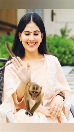 बन्दर ने बागेश्वर बाबा और जया किशोरी जी को पहनाया चश्मा 😍| #bageshwardhamsarkar #jayakishori