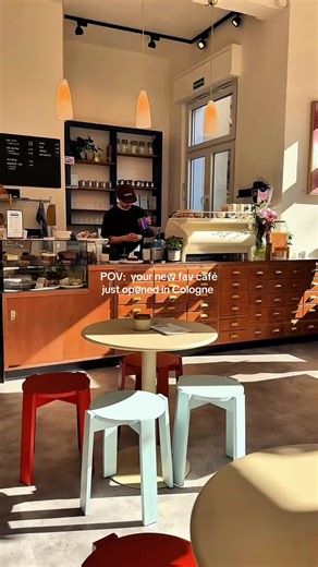 ☕️ NEUES ÄSTHETISCHES CAFÉ in Köln meiner neuer Lieblingsort 🌸 Folgt mir für die besten Food Spots in Köln Umgebung. Das Café ist wirklich seit dem allerersten Besuch direkt zu einem meiner absoluten Lieblingscafés geworden ☕️ So ein Ort, bei dem einfach alles stimmt. 😍 Das Interior ist wunderschön, total lichtdurchflutet und voller kleiner Details, die man die ganze Zeit anschauen möchte. Besonders die alte Apotheken-Theke, die übernommen und eingebaut wurde, macht den Space irgendwie ganz be