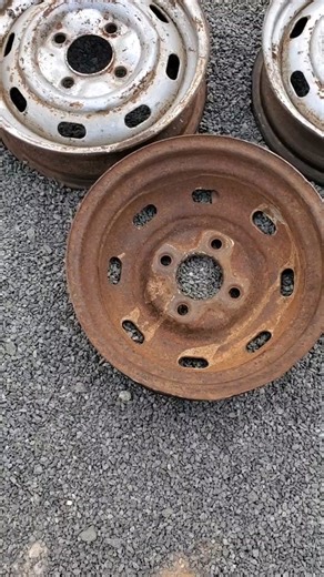 Ile kazi tunafanya huku ni safi👌.Look at the transformation we did on this rim with powder coating and wheel Straightening.Hii rim watu wengi wangeitupa lakini tuliambia client ailete tu tucheze kama sisi.Kabla uamue kuchukua rim mpya tuulize kwanza tukupee solution.Huku tunafanya ile kitu vile inafaa.Sijui unangoja nini #rim #powdercoating #publicity254 #rimrepair