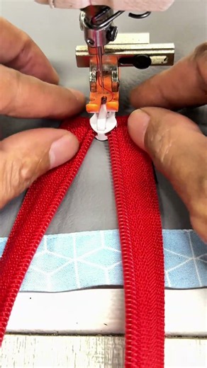 Easy Zipper Installation Trick Using Sewing Presser Foot #sewing #sewinghacks #diy