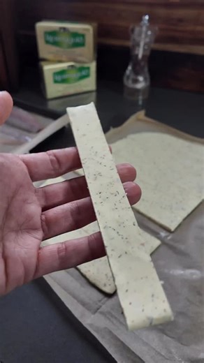 Paloma Colás | Chef y creadora on Instagram: "¡¿IDEAZA para Navidad?!😏🎄Lubina al horno con mantequilla @kerrygoldspain aromatizada👇🏼👇🏼 El dilema en las celebraciones es como cocinar delicioso para muchos pero liándote poco. Puedo afirmar que es la lubina má fácil, rápida y deliciosa que he preparado en mi vida, confirmado por mi medio limon 💛 Lo genial es poder preparar la placa de mantequilla aromatizada con semanas de antelación y sacarla justo antes de meter la lubina (o dorada, merluz