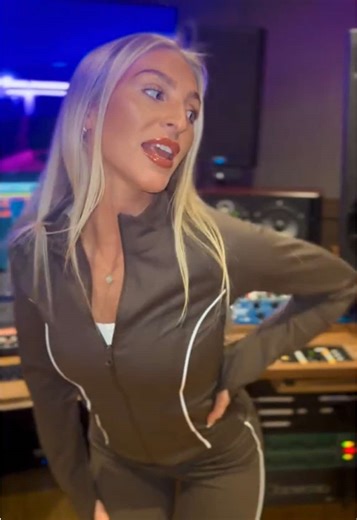 “First Things First” (FEMALE COVER) 🎀 Love this track so much of course I had to jump on & put a girl spin on it. Such a vibe, keep streaming “First Things First” by @Pasha-Jay @louisrussell @bigtest410 Out Now!!! #fyp #girlversion #firstthingsfirst