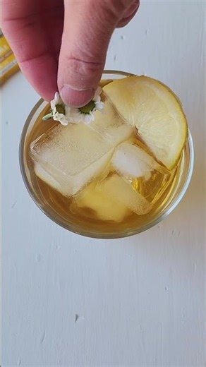 Not your average iced tea 🌼🥥