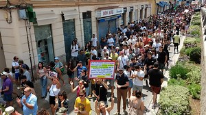 Miles de personas se manifiestan en Málaga contra el turismo masivo