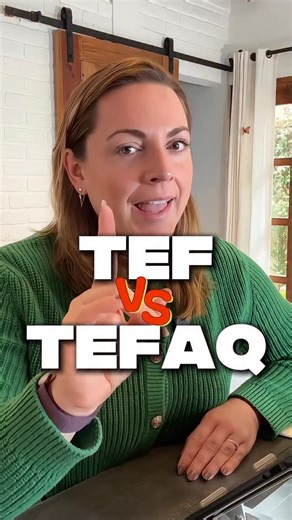 🎯🇨🇦 ¿TEF Canadá o TEFAQ? La pregunta que define tu camino en Canadá. Muchos se lanzan a presentar un examen de francés sin saber que elegir el incorrecto puede costarles tiempo, dinero… y oportunidades 😬 👉 El TEF Canadá es ideal si buscas migrar por vía federal (Express Entry), estudiar o trabajar en todo el país. 👉 El TEFAQ, en cambio, es el favorito de quienes apuntan a vivir en Quebec, ya que se adapta a los requisitos de inmigración provincial. La clave está en tu objetivo: ¿emigrar a 