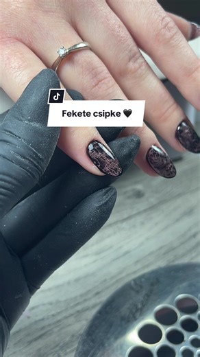 Fekete csipke minta🖤 reklám|@Pearl Nails | Köröminspiráció Használd a VIKI10 kuponkódot a szepsegdepo.hu oldalán!❤️ #feketeköröm #csipke #csipkeminta #műköröm #körmösvideók