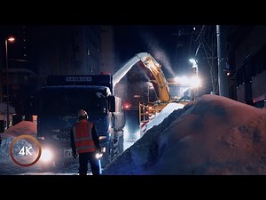 Arando la nieve profunda en la ciudad de Sapporo, Hokkaido, Japan