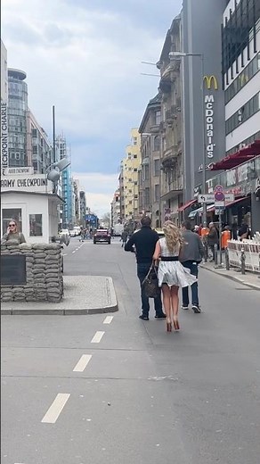 • Checkpoint Charlie – Berlins berühmtester Grenzpunkt #checkpointcharlie #berlin #germany #travel