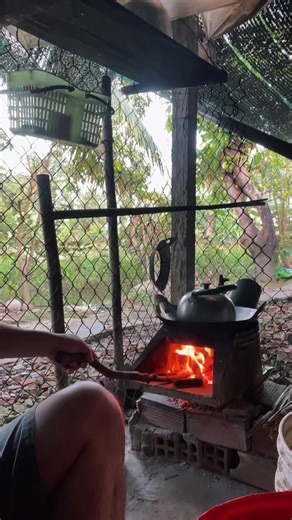 Nướng thịt và nấu nước nóng bằng bếp củi, cảm giác thật tuyệt. Hơi nóng lan tỏa khắp người, khói bay lên nghi ngút. Tự nhiên làm mình nhớ lại những ngày còn bé xíu :)) #ai #coding #webdeveloper #coder #xh