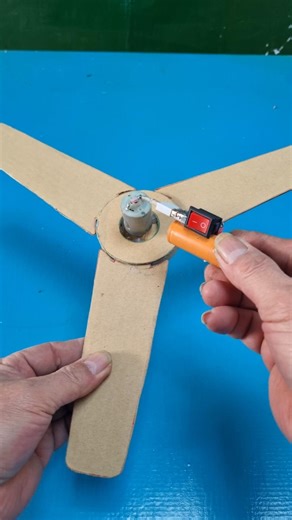 Homemade ceiling fan using a motor powered by a single lithium battery #DIY #CeilingFan #Battery