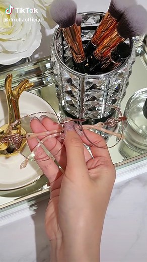Do all girls like sparkling glasses? Not only for myopic women, but also for the elderly who need reading glasses.#eyeglassesforwomen #eyeglassesfashion #bluelightglases #readingglasses #rimlesseyeglasses #rimlesseyewear #luxuryeyewear #eyeglasses #eyewearlover #dirolla #womenglasses