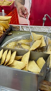 Saliendo las kekas de Charly afuera del metro revolución #kekas #flautas #foodie #viral #tendencia #fouryou | Pura Delicia