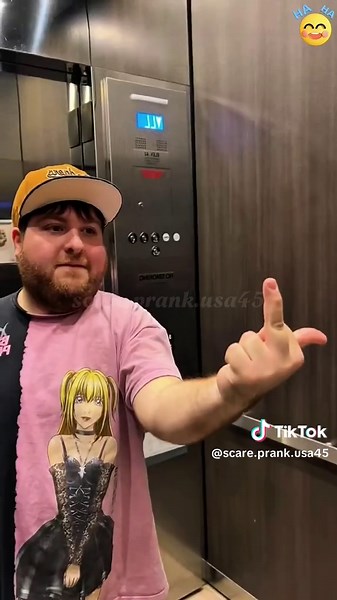 Elevator prank 😂 #prankster #scareprank #scarecam #scared #scarytiktoks #for #foryou #funny #funnyvideos #funnytiktok #funnymemes #hahaha #pranks #prank