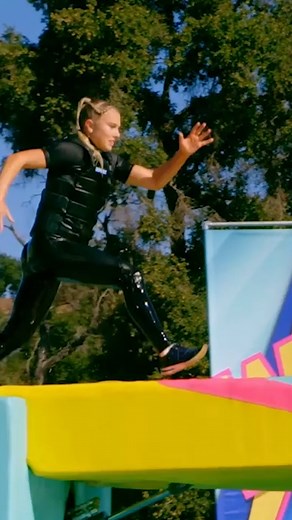 Siblings take on the course! 👫 #Wipeout | Wipeout