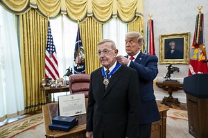 President Trump awards Lou Holtz Medal of Freedom