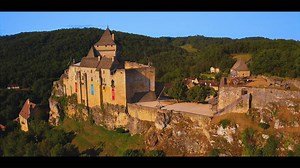 Le Château de Castelnaud-la-Chapelle vous accueille toute l'année 🏰. Cette forterresse médiévale propose de nouvelles animations pour tous chaque année 🛡️⚔️👨‍👨‍👦👧. Il se découvre en mode Bon Plan grâce au PASS PERIGORD 🎫. ➡️ C’est un Pass électronique prépayé à tarif réduit. ➡️ Economisez 20 % ainsi que dans les 11 autres sites de Visites en Périgord 👛 Tous les détails 👇🏼 | Dordogne Périgord Tourisme