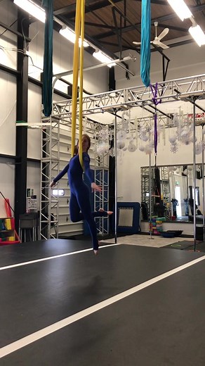 Mesmerizing Aerial Hammock Tricks and Circus Silks Performance