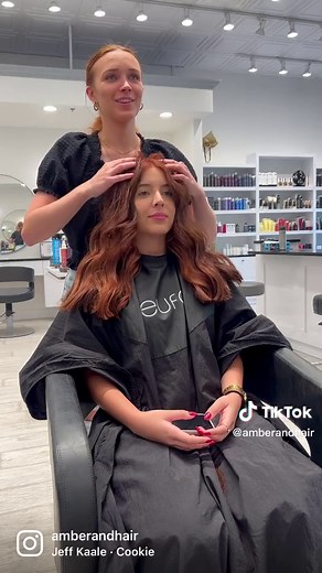 What a transformation!! 🤩 • THE PROCESS: • So my client was a natural level 4/5 and wanted to be in the copper family without having to do highlights/blonding so we decided to go with Schwarzkopf Igora in shades 7-57 & 7-77 and 30 volume developer. What’s not shown in this video (because sometimes when I’m elbows deep in a color transformation I simply cannot find the time to set up my phone and record) is how we came to find that some previous dark color in her ends did not want to lift as hig