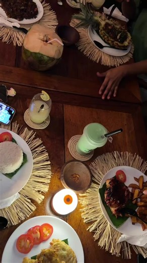 Note pour plus tard, ne pas chercher de problèmes à un mec qui te fait un haka 📍Fitu Antanetibe Ivato (google maps) Otai 10k Sapasui 25k Tropical shrimp fried rice 30k Ota Ika 35k Coconut Milk Tart 10k #fyp #sakafo #madagascar #grillades