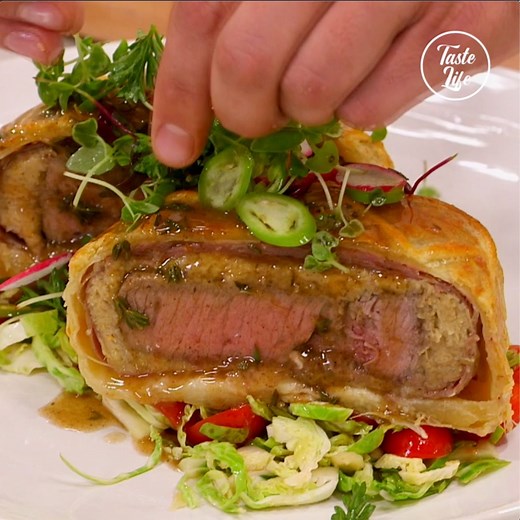 This is a great alternative to beef wellington and perfect for entertaining. Recipe: https://www.tasteshow.com/product/file-mignon-in-puff-pastry_21369.html | Taste Life