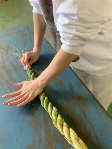 花処ピエニクレ on Instagram: "あけましておめでとうございます🎍 まだ未完成のアトリエにこうして皆さんが集まってワークショップや交流をしている光景に目を細めてしまいます✨ ゆる〜く公募していたアトリエの名前は 「まほろば」に致します。 山々に囲まれた実り豊かな理想郷を指し「素晴らしい場所」と言う意味を持つ日本の古語らしいです。 ピエニクレにとっての素晴らしい場所は様々な方々が集まり交流する場 大人も子供も肩書きも関係なくリラックスして（ここ大切）お花と向き合う事で色々見えて来たり、再認識したり、なるほどな〜なんて思ったり 全く違う人生を歩んで来た方々が偶然接する場所、ですかね？ 命名してくれた方、後日特製ブーケをLiveで束ねて進呈しますので、好きな花など打合せましょう😃 ピエニクレの拠点はサクラダファミリアの如くゆるゆると完成しつつ、ワタシは遊牧民の如く行動範囲を広めて動き回ります。 2026年もよろしくお願いします🎍"