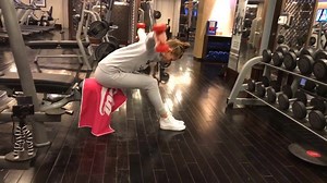 Anzeige | Vorgebeugtes Seitheben für die hintere Schulter ☺️💪🏼 Gerade für eine aufrechte Körperhaltung ist es sehr wichtig, dass eure hintere Schulterpartie beim Training nicht zu kurz kommt ☝🏼😋 Ihr könnt selbst entscheiden, ob ihr die Übung sitzend oder stehend ausführt. Wichtig ist ganz besonders, dass ihr die Schulterblätter hinten zusammenzieht, als würdet ihr einen Tennisball dazwischen fixieren wollen 😁 Den genauen Bewegungsablauf zeige ich euch hier 😘 #sizezero #sizezeroarmy #teamal