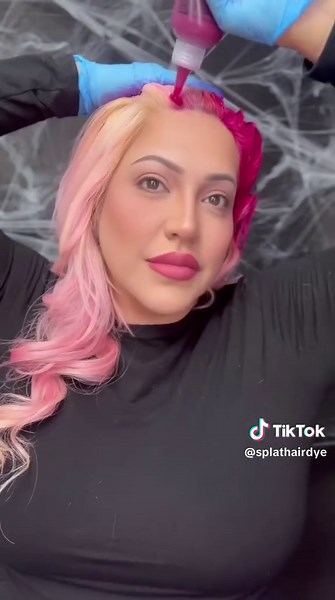 Transforma tu cabello en Midnight Magenta para Halloween