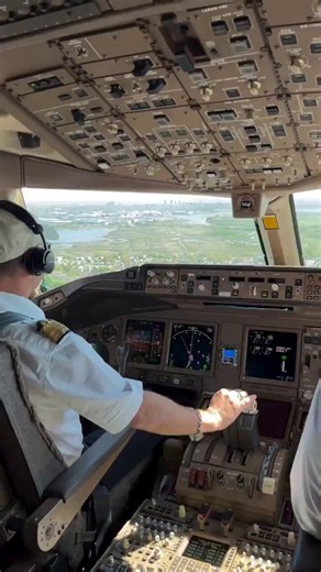 Beautiful B777 cockpit view while landing.Can you guess the approach!