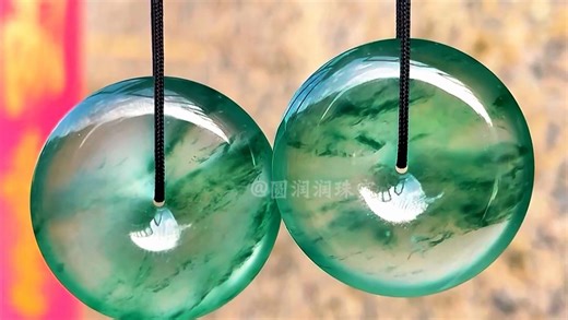 同一料子出的两个扣子，明明种水尺寸都相差无几，可师傅却非说这两个扣子价差三千！我看了半天也没有看出来哪一个要更贵一点！你们有看得出来的吗？
