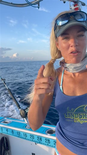 Gooooood morning & happy FRIDAY (the thirteenth)!! Are you ready for some fishing? Will be calm the next several days with afternoon rain. Great for catching Bonita, kingfish and wahoo. 😁 Keep a look out for those mullet too! | Darcizzle Offshore