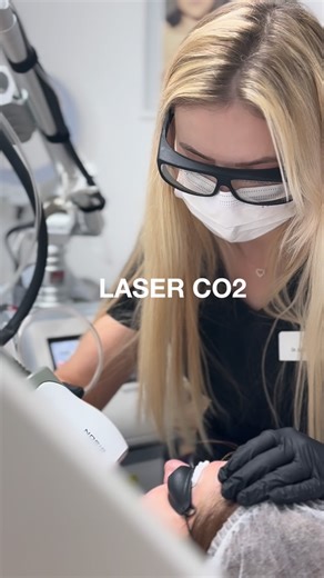 Cronos Med on Instagram: "❄️Iarna este momentul potrivit pentru tratamentul cu laser CO2. Realizat la nivelul feței într-un timp scurt, are însă nevoie de respectarea indicațiilor post procedură pentru vindecare optimă și rezultate maxime. ➡️ De evitat expunerea la soare ➡️ Spălarea zonei tratate ➡️ Aplicarea unei creme reparatoare recomandate de medic și SPF 50 ➡️ Crustele care se formează NU trebuie îndepărtate ➡️ Fără saună, piscină, sport în primele zile 📍 @cronos_med 📲 0219097 #cronosmed 