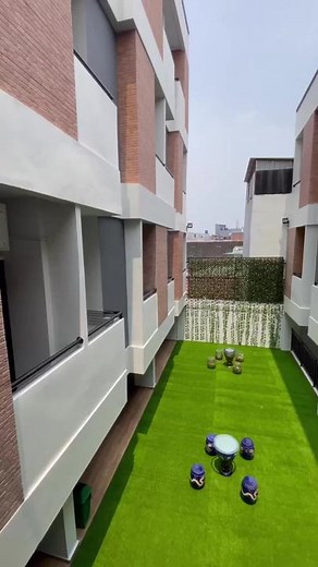 Tipe kamar: (semua ada kamar mandi dalam dan balkon, dan harga BELUM termasuk listrik) 🛏 Kecil (13,5 m2) 🛏 Standard (15 m2) 🛏 Besar (16,5 m2) Khusus kamar besar bisa 2 orang (sesama jenis atau pasangan sudah menikah) ada biaya tambahan Lokasi: 🔻Dekat kampus universitas Binus (lokasinya ada diantara kampus Syahdan dan kampus Kijang 4-7 menit jika jalan kaki) 🔻Klinik 24jam (IGD, lab, antigen & PCR, dll) di sebelah gedung. 🔻Minimarket dan ATM BCA di seberang kost 🔻Ada jasa laundry dekat kost
