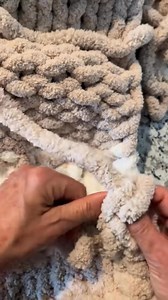 Tutorial: Here’s a refresher on how to close your blanket! Happy Knitting everybody! 🧶 #chunkozy #chunkyknit #chunkyknittutorials #freetutorials #learntoknit | Chunkozy Chic