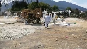 Un huapango hasta el cielo🖤✨ El Huapango no conoce fronteras. Una gran historia que se debe ser compartida. Joven originario de San Juan del Río Queretano cumple su promesa de visitarla y bailar un huapango con ella. Gabriel conoció a Martha Aderany en un concurso de huapango bailando en la categoría Juvenil, apartir de ahí y con un huapango nació una amistad muy grande, en donde los dos compartían/comparten el amor al huapango y a la danza. La última ves que se vieron fue en el concurso nacion