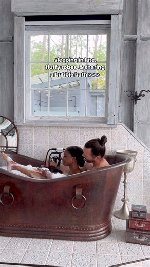 What does your perfect couples getaway look like? To us, it looks like sleeping in, romantic bubble baths, luxurious robes, delicious & convenient meals, spa day, free mini photo shoots and more thoughtful details to make your time together even more special. Book a call with one our Trip-Planning Experts today to take advantage of all the amazing events and offers in July! 🎥: Bash Abroad | Bolt Farm Treehouse