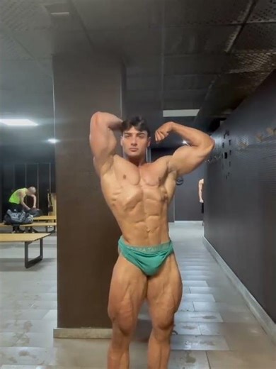 Bodybuilder daniele posing #bodybuilding #posing #bodybuildingcompetition #aesthetic #motivation
