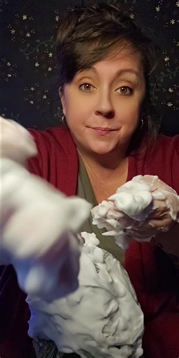 How good is the squelching sound 👌 #fun #asmrhands #foam #asmrsounds #asmrvideo #sounds #asmrtiktoks #cream #shavingcream #sizzle #crackle #handplay #hand #hands #relax #squelch #squelching