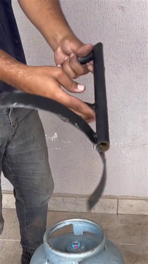 The genius invention that makes carrying a gas tank effortless Smart, simple, and effective #CaliGarage #ToolHack #DIYInvention | Do It YourSelf