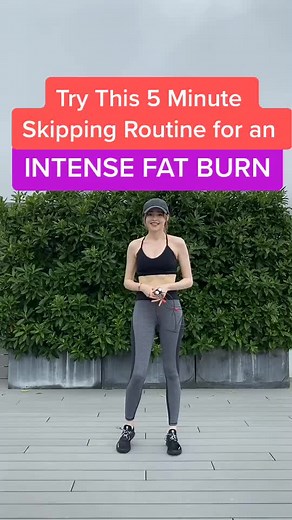 5 MINUTE SKIPPING ROUTINE🤸🏼‍♀️Did you know 10 min of skipping= 30 min of running? Try this whole body workout! #workout #skipping #skippingroutine