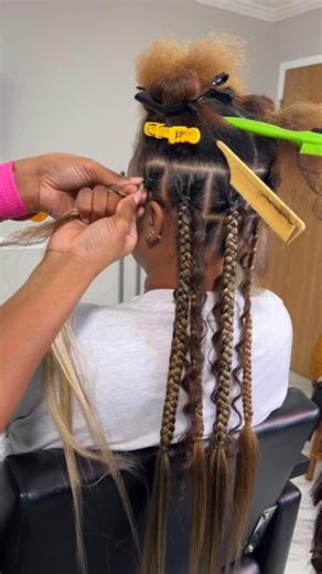 𝐁𝐄𝐀𝐔𝐓𝐘 & 𝐓𝐇𝐄 𝐁𝐑𝐀𝐈𝐃𝐄𝐑 ♡ on Instagram: "𝐰𝐚𝐧𝐭 𝐬𝐨𝐦𝐞𝐭𝐡𝐢𝐧𝐠 𝐪𝐮𝐢𝐜𝐤 𝐚𝐧𝐝 𝐜𝐮𝐭𝐞? 😍😍🤩 𝐛𝐨𝐨𝐤 𝐦𝐲 𝐥𝐚𝐫𝐠𝐞 𝐛𝐨𝐡𝐨 𝐛𝐨𝐛, 🔗 𝐢𝐧 𝐛𝐢𝐨 style: large boho bob - text 4703176925 for any questions ᥫ᭡ beautyandthebraider #atlbraider #bohobobatl #bohobob #stitchbraids #bohoknotlessbraids #braidersinatlanta #explorepage #atlantahairstylist #decaturbraider #knotlessbraids #smediumparts #beautyandthebraider #mariettabraider #largebohoknotless #edgetutorial #hairstyl