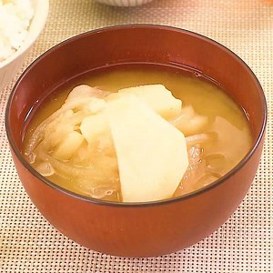 相性抜群の組み合わせ！じゃがいもと玉ねぎの絶品みそ汁 | デリッシュキッチン