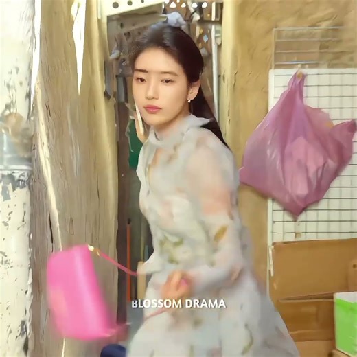 Some people are following her. She runs as fast as she can, but suddenly hits a dead end😖#shorts