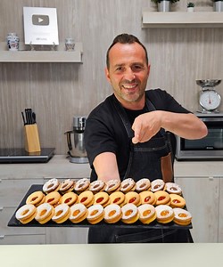 804K views · 10K reactions | CON 300G DI FARINA UN BEL VASSOIO DI 30 OCCHI DI BUE MIGNÒN DA 2 MORSI. Con La loro forma reale non tonda indico perché. Sentite come la chiamiamo noi pasticcieri la frolla usata nel video. Una mia vacanza mi ha dato uno spunto sentite la mia esperienza. Gli ingredienti escono durante la lavorazione buona visione | Simone Esposito pasticciere | Facebook