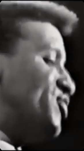 Mel Carter : “Hold Me, Thrill Me, Kiss Me” (1965) one of my favorites oldies - Mel is 85 years old “Hold Me, Thrill Me, Kiss Me” is a song written by #HarryNoble and originally performed by #KarenChandler in 1952. It has been re-recorded several times since then, the most notable covers being by Mel Carter in 1965 and Gloria Estefan in 1994. The version most often associated with the song was recorded by Mel Carter, released in 1965 on Imperial. Carter’s version spent 15 weeks on the Billboard H