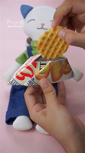 Mẹo cho bánh quy qua 1 ô nhỏ cực kỳ thông minh của Mèo Xanh. Cơ mà cứ có cái gì đó sai sai